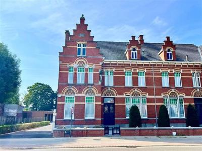 PRACHTIG te renoveren en RUIM HERENHUIS met 5 SLK, 3 GARAGES