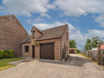 Prachtige halfopen villa met 3 slaapkamers en 2 garages