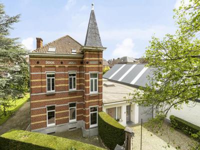 Prachtige kasteelvilla met dokterspraktijk en grote tuin