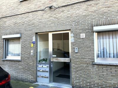 Ruim gelijkvloersappartement met garage