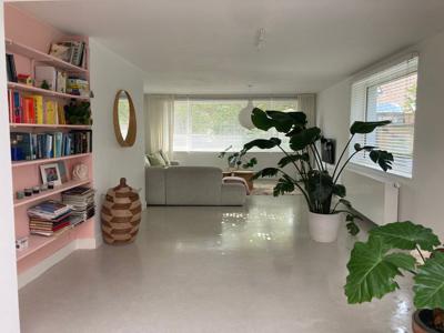 Ruime lichte,Recent gerenoveerde woning met