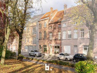 Schitterend gelegen dubbele woning met enorm potentieel