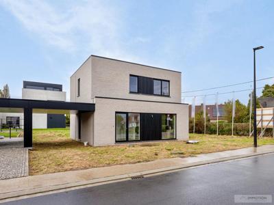 Strakke nieuwbouwvilla met carport in Kuurne