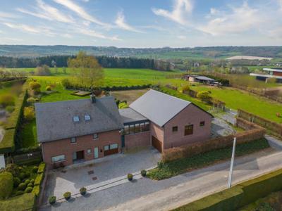 Superbe villa avec boxes et piste d'équitation