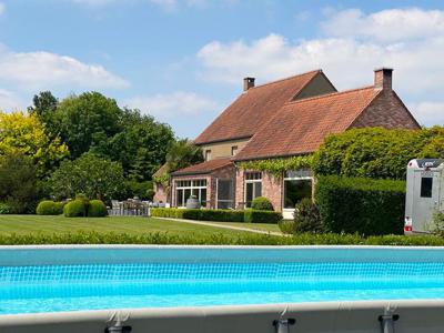 Te koop, prachtig gerenoveerde pastorijwoning met stalgebouw