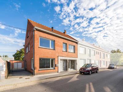 Te renoveren gezinswoning met studio in hartje Oostkamp