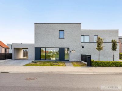 Trendy nieuwbouw koppelwoning met carport