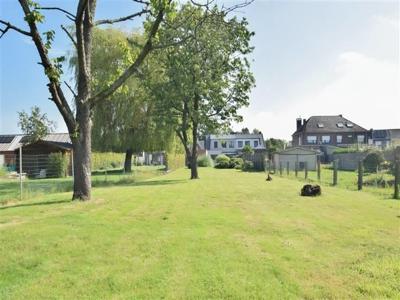 Verzorgde woning met tuin en garage nabij het centrum.