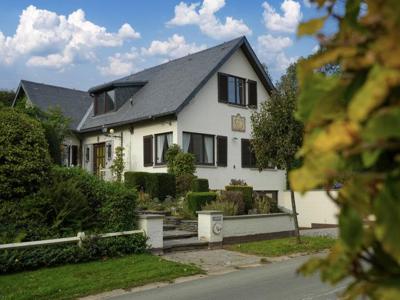 Villa in een gewilde buurt met grote goed georiënteerde tuin