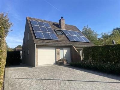 Villa met zonnepanelen in mooie villawijk