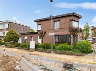 Building, voormalig handelswoning, met 2 extra garages