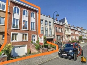 Huis met 4 slpks, 3 badkms, garage, parking, terras, tuin.