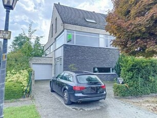 Instapklare halfopen woning op een pittoreske locatie.