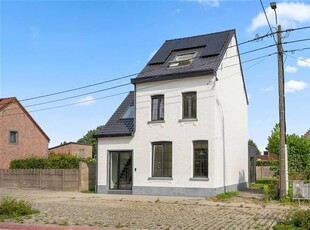 Open bebouwing met 3 kamers, tuin en groen uitzicht