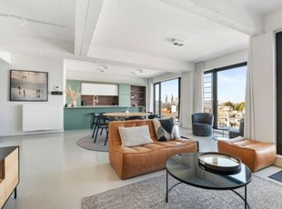 Penthouse with breathtaking views in renovated residence!