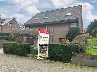 RUIME MODERNE VILLA UIT DE JAREN '70 op 8 ARE EN 24 CA.