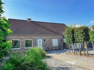 Villa met bijgebouw en weide op ca. 3600m2 te Lint