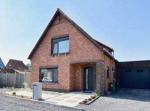 Gerenoveerde woning van 200 m2 met 3 slpk, ruime garage e...