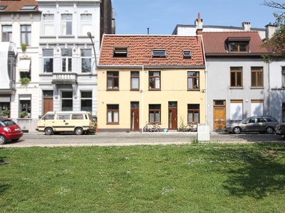 Karaktervolle rijwoning aan het Baudelopark