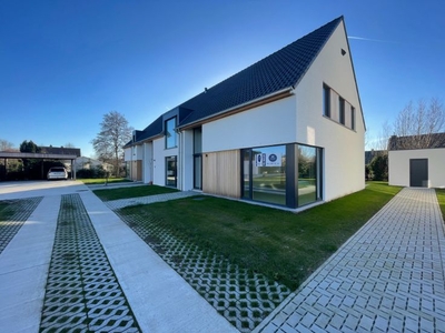 Prachtig en rustig gelegen nieuwbouw woning met carport