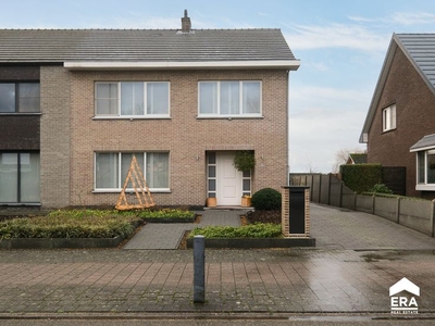 Ruime woning met 3 slpk. & 2 badk. in een rustige buurt.