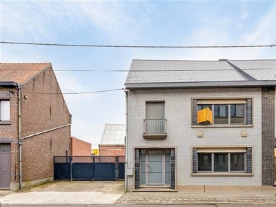 Ruime woning met terras, autostaanplaats en garage.