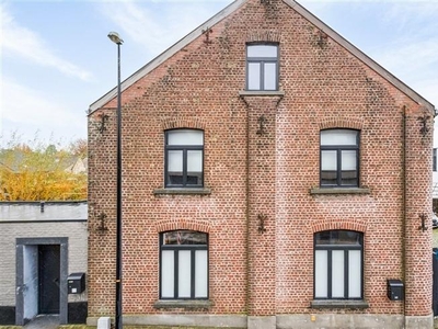 ONDER COMPROMIS: zeer ruime karakterwoning met 5 kamers en 2