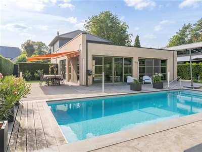 Exclusieve villa op een volledig omheind perceel van ruim 9