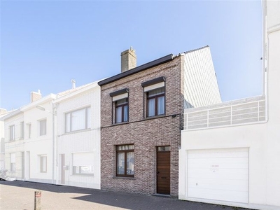 Knusse rijwoning in residentiële wijk in Oostende.