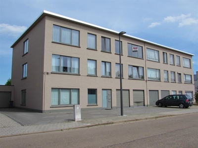 Lichtrijk appartement met twee slaapkamers en garage