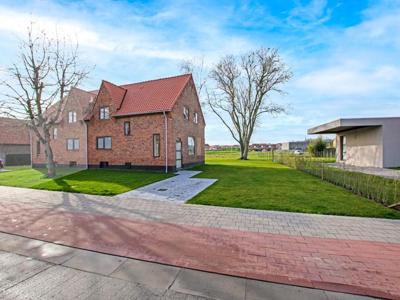 Volledig gerenoveerde woning op 666m² in centrum Diksmuide!