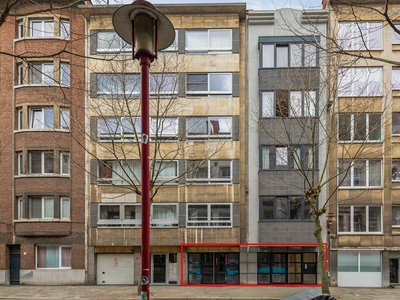 Op te frissen handelspand van 459 m² op uitstekende locatie te koop!