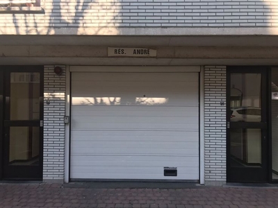 Afgesloten garage met toegangspoort.