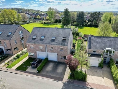 Huis met 3 gevels en grote tuin zonder inkijk