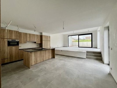 Trendy afgewerkte half open nieuwbouw met luxe en comfort.