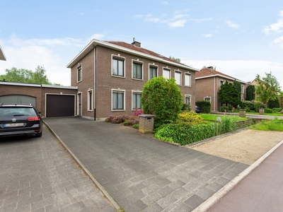 Halfopen bebouwing met 4 slpk's, garage en tuin