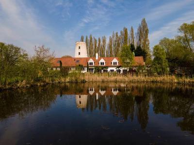 Multifuntionele woning met water- en windmolen op toplocatie