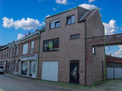 Bel-etage woning met garage en terras in centrum Arendonk.