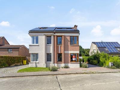 CHARMANTE GERENOVEERDE WONING MET 3 SLPKS & MOOIE TUIN