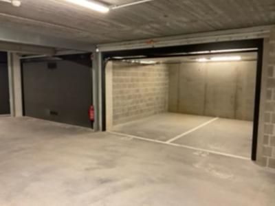 dubbele afgesloten garagebox te huur met automatische poort