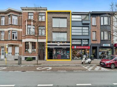 Handelszaak met bovenliggend duplex-appartement gelegen op T