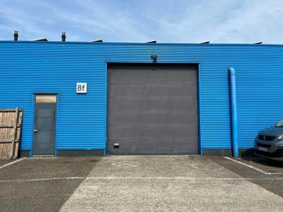 KMO-unit van 445 m² met 700 m² kantoor nabij de E313