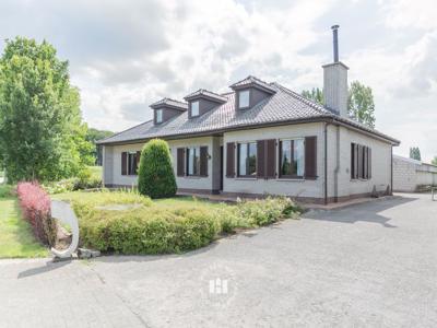 Landelijk gelegen villa met loods van ca. 1200m²