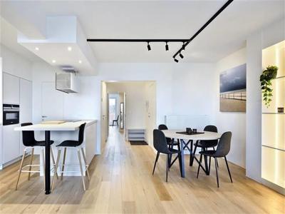 Modern bemeubeld appartement met kelderberging nabij het str