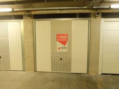 Ruime garagebox in recent gebouw te Mariakerke