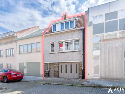 Te renoveren rijwoning met tuin en garage in de Vuurtorenwi