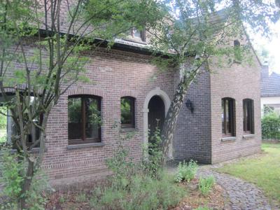 Tijdloze villa in rustige straat. Groene omgeving én toch o