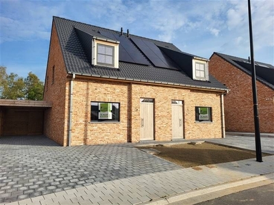 Energiezuinige halfopen bebouwing met drie slaapkamers plus