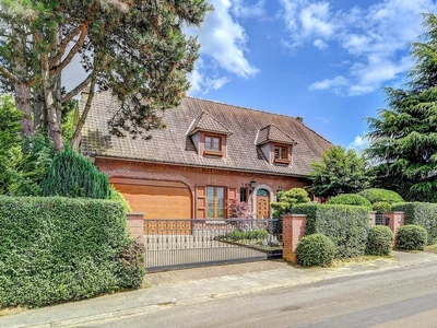 Gerenoveerde villa met 4 slaapkamers, garage en mooie tuin!