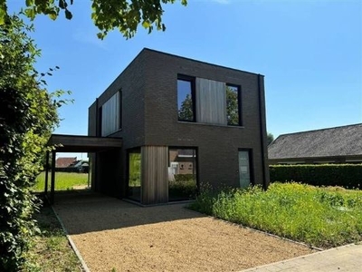 Energiezuinige nieuwbouwwoning met carport in groene omgevin